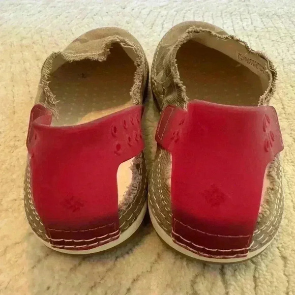 Womans Columbia slip on shoes. Size 6. - Picture 7 of 8